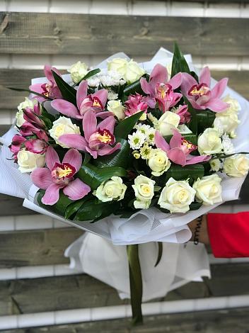 Букет цветов из: Розы и Хризантемы в Лососине