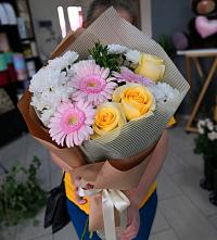 Букет цветов из:  Герберы, Розы и Хризантемы в Лососине