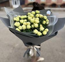 Букет Белые кустовые розы Солинеро в Лососине