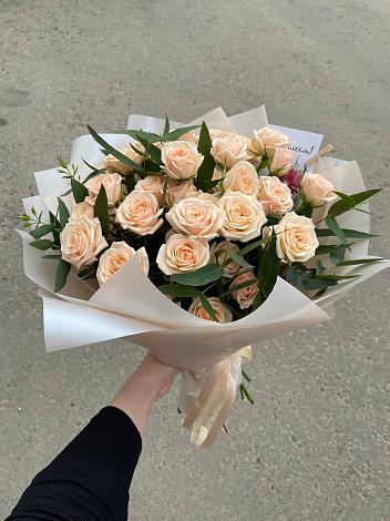 Букет Кремовые розы Латте в Лососине