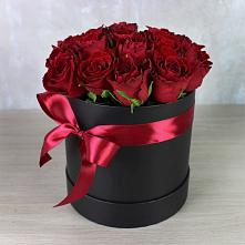 Цветочная композиция из Розы в шляпной коробке в Лососине