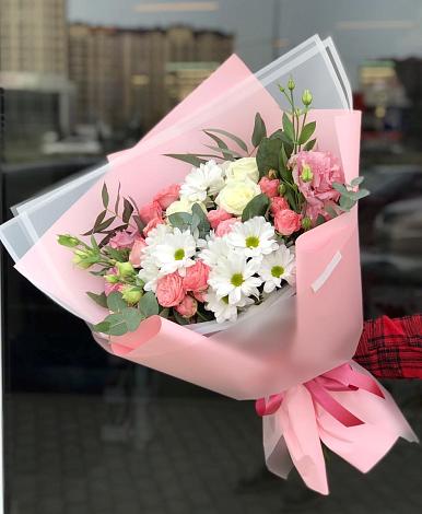 Букет цветов из: Розы, Лизиантусы и Хризантемы в Лососине